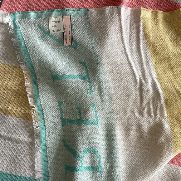 Victoria’s Secret beach towel or light blanket NWOT - Picture 3 of 4